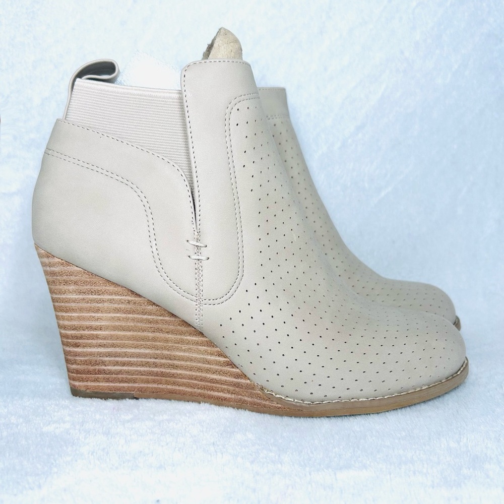 DV by Dolce Vita GERDY Beige Ankle Booties/ New, No Box